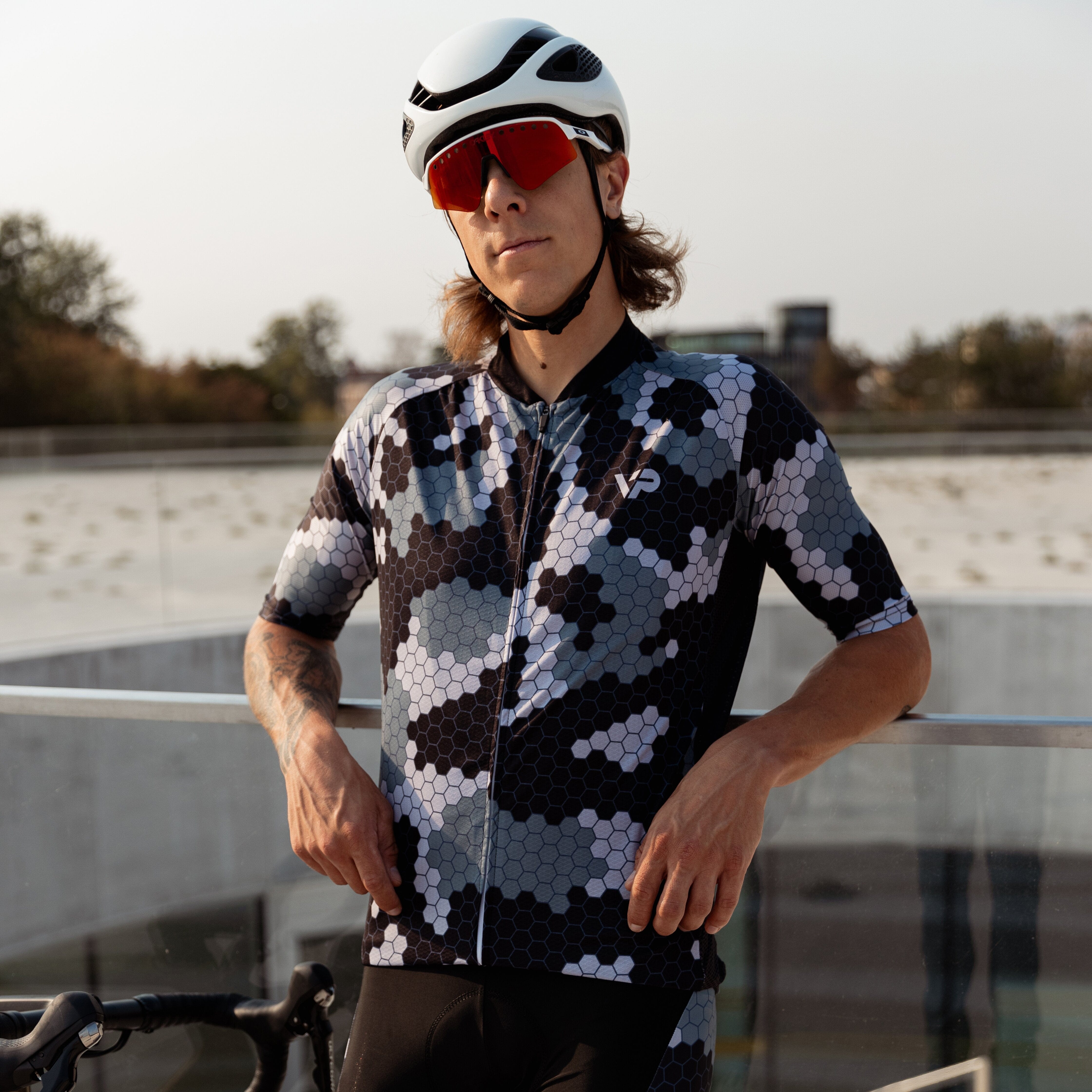 fahrradhelm tarnfarben Grau Camouflage Cycling Trikot